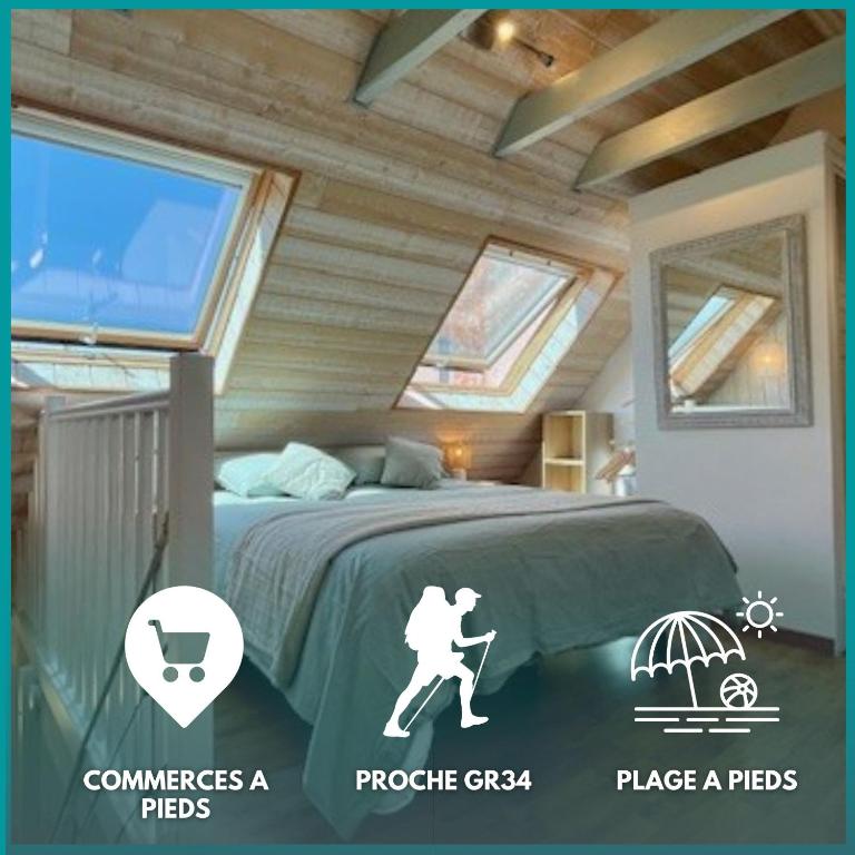 une chambre avec un lit avec une photo d'un homme avec un parapluie dans l'établissement Ty LOCH - port et plage à pieds, à Camaret-sur-Mer