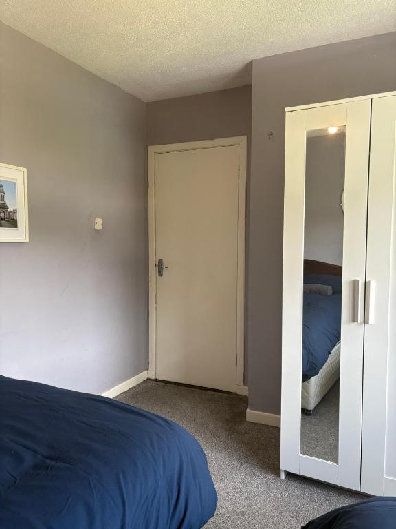 Postel nebo postele na pokoji v ubytování Superb Triple Room near Airport - 4