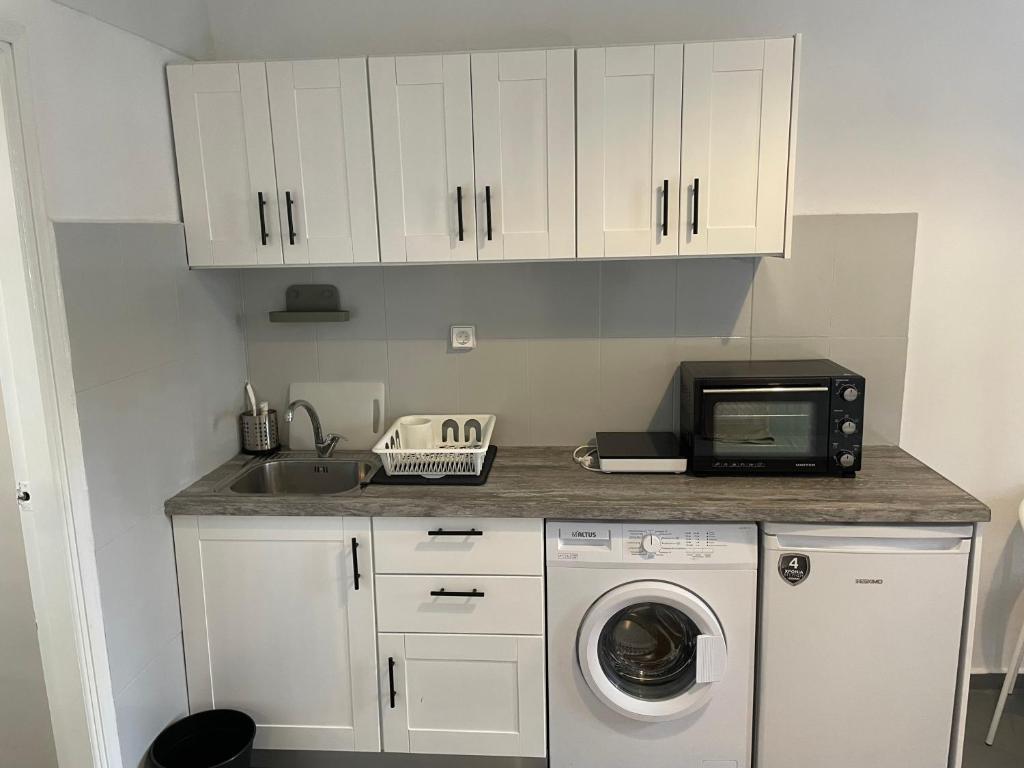Kuchyň nebo kuchyňský kout v ubytování Spanos Apartments - Panteli