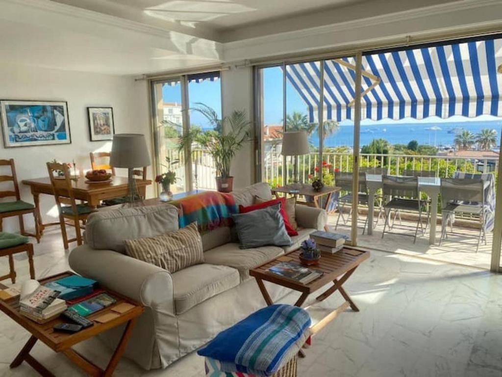 un salon avec un canapé et une table dans l'établissement 3BDR with SeaViews and Big Terrace, à Antibes