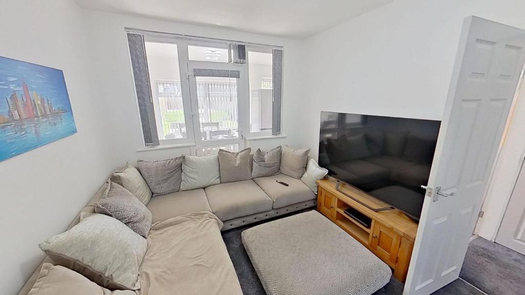 TV a/nebo společenská místnost v ubytování Stylish 3-Bed house NEC-JLR-Airport-HS2-Driveway