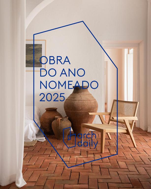 a picture of a room with vases on the floor at Monte dos Coureleiros in Castelo de Vide
