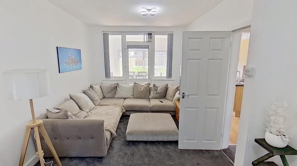 Posezení v ubytování Stylish 3-Bed house NEC-JLR-Airport-HS2-Driveway