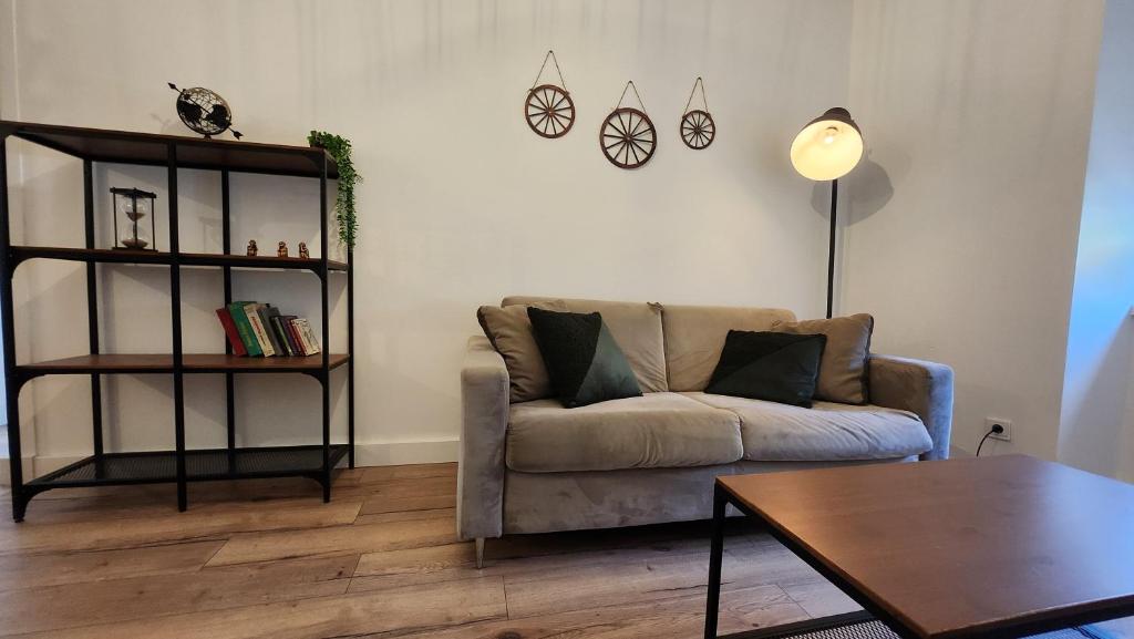 un salon avec un canapé et une table dans l'établissement T2 Capitole Spacieux 4Pers- 2Bed - calme - tout équipé hypercentre, à Toulouse