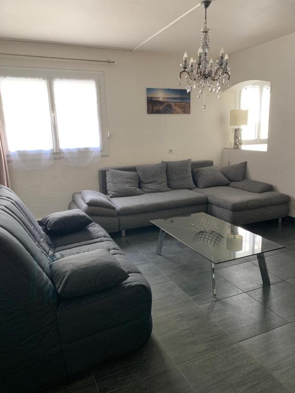 un salon avec un canapé et une table basse dans l'établissement Appartement Moderne Centre Port Résidence Port Richelieu 1, au Cap d'Agde