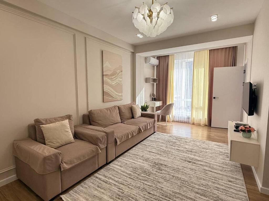比什凯克SunHouse apartment的带沙发和电视的客厅