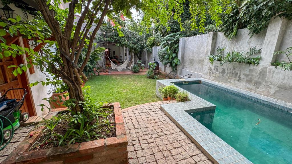 Bazén v ubytování Casa colonial familiar con jardín y piscina en el centro de Asunción - Ideal para grupos nebo v jeho okolí