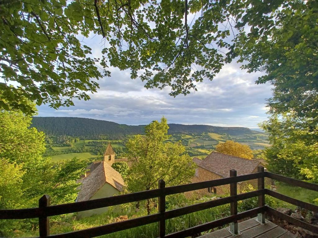 une vue de la campagne depuis une clôture en bois dans l'établissement Maison authentique avec vue dominante, à Grèzes