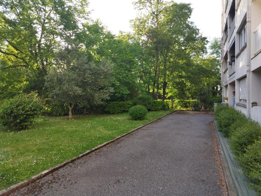 Zahrada ubytování Coucher de soleil, gros matelas, parking, 2 lits, lave-linge, wifi, netflix