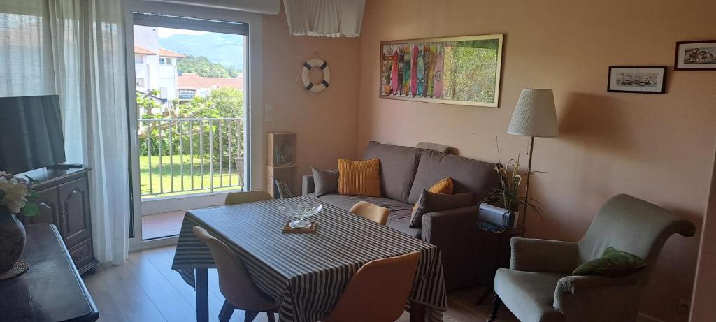 un salon avec une table et un canapé dans l'établissement Cosy, à Saint-Jean-de-Luz