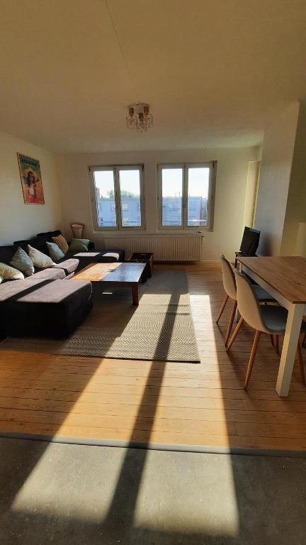 un salon avec un canapé et une table dans l'établissement Retour de plage, balcon, 2 chambres, à Dunkerque