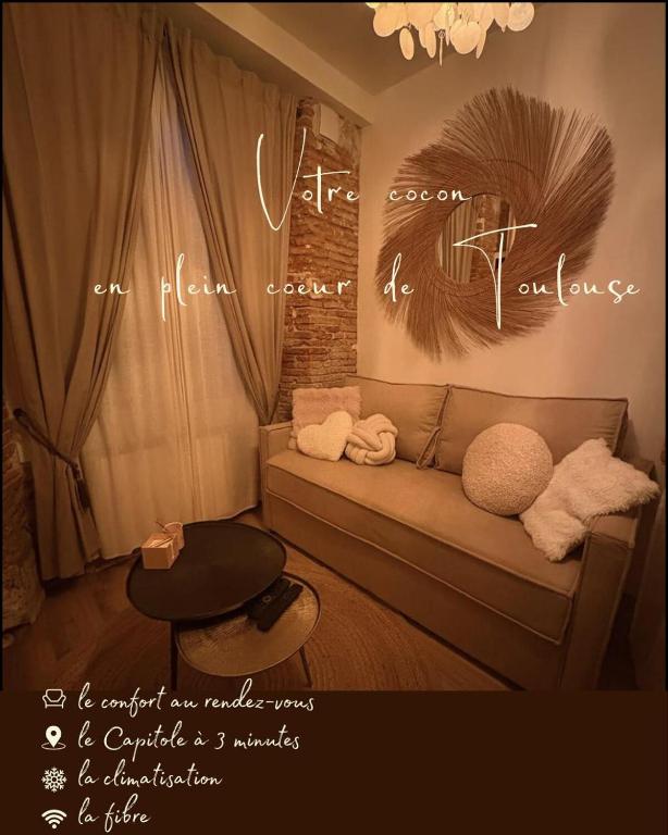 un salon avec un canapé et une table dans l'établissement Le Petit Hôtel de Laura Cosy Parking & Netflix, à Toulouse
