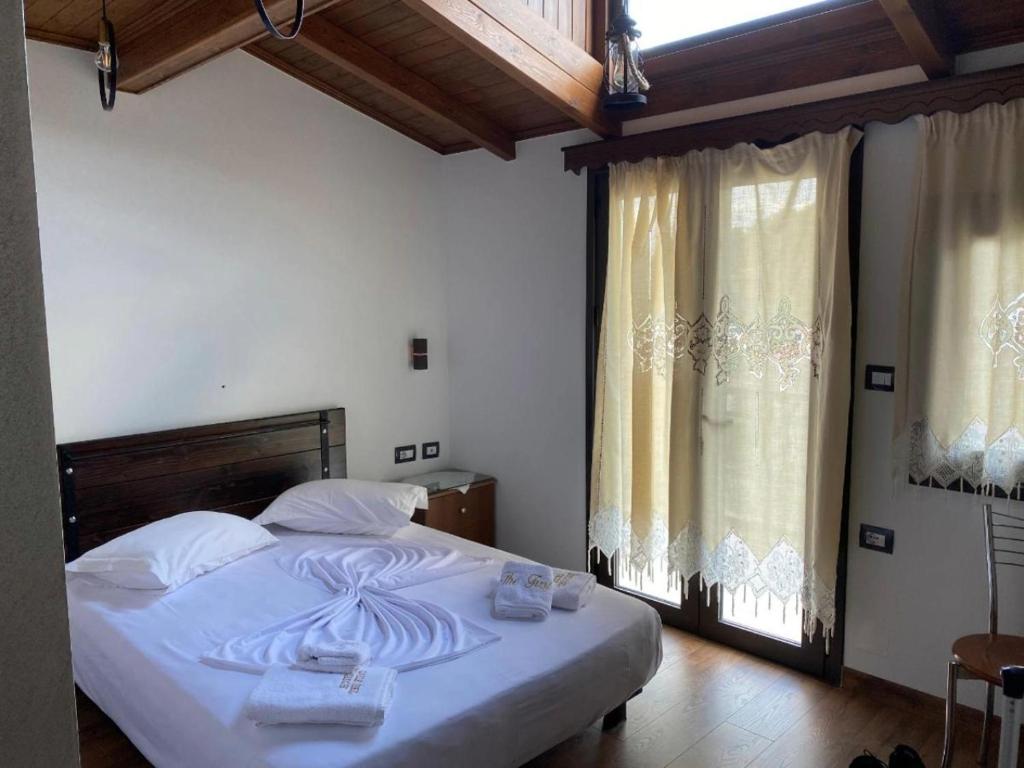 Uma cama ou camas num quarto em Hotel The First