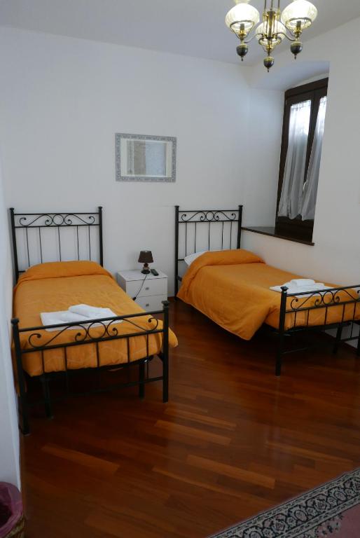 Ai Tre Portoni - Chambre Lits Jumeaux Avec Salle De Bains Commune