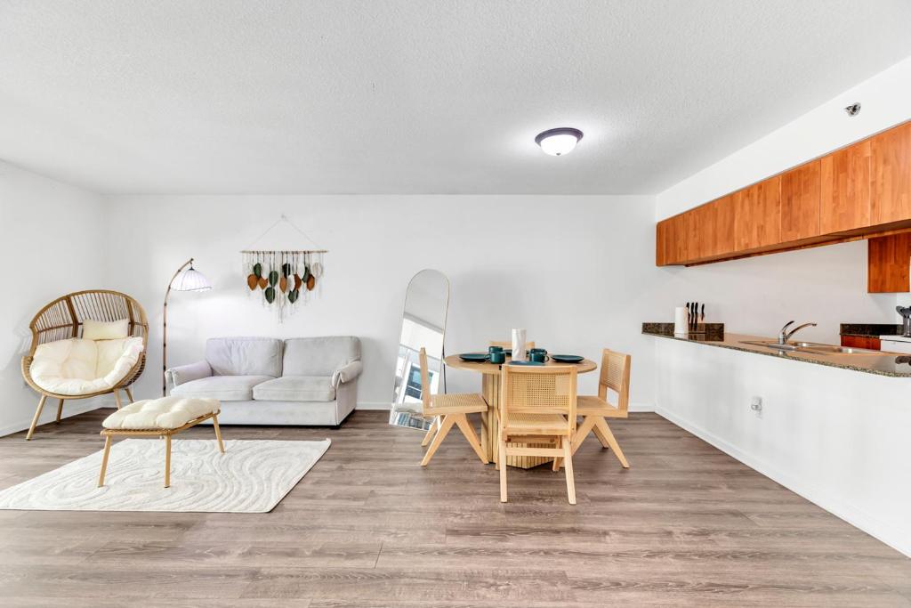 eine Küche und ein Wohnzimmer mit Tisch und Stühlen in der Unterkunft Luxury3 Miami Brickell Stay-Bay View in Miami