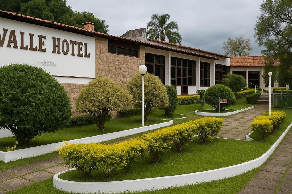 洛雷纳Valle Hotel的一栋建筑，上面写着“山谷酒店”
