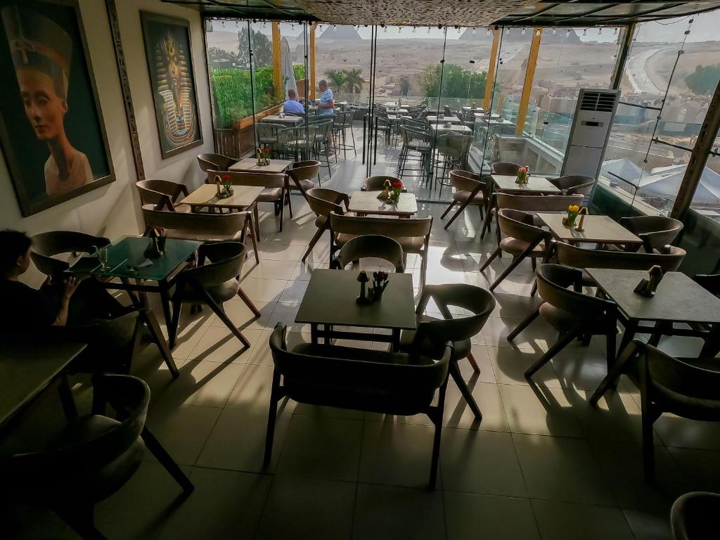 Restoran või mõni muu söögikoht majutusasutuses Giza Pyramids View Inn
