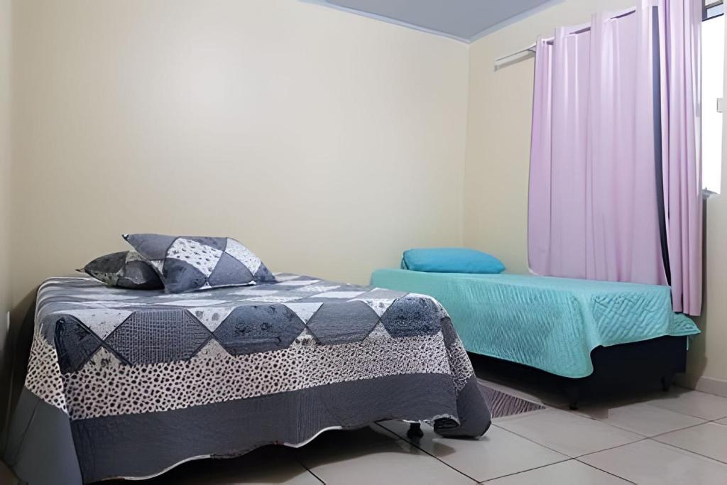 Ένα ή περισσότερα κρεβάτια σε δωμάτιο στο Sobrado 02 quartos próx. Recanto Cataratas Thermas Resort & Convention