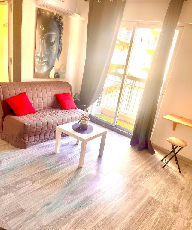 un salon avec un canapé et une table dans l'établissement Fully-equipped 2-bedroom apartment, à Nice