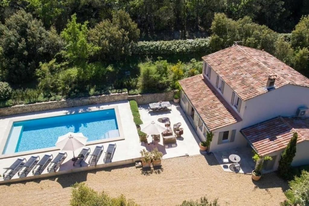 une vue aérienne d'une maison avec piscine dans l'établissement Exclusive Villa with Stunning Luberon Views, à Bonnieux