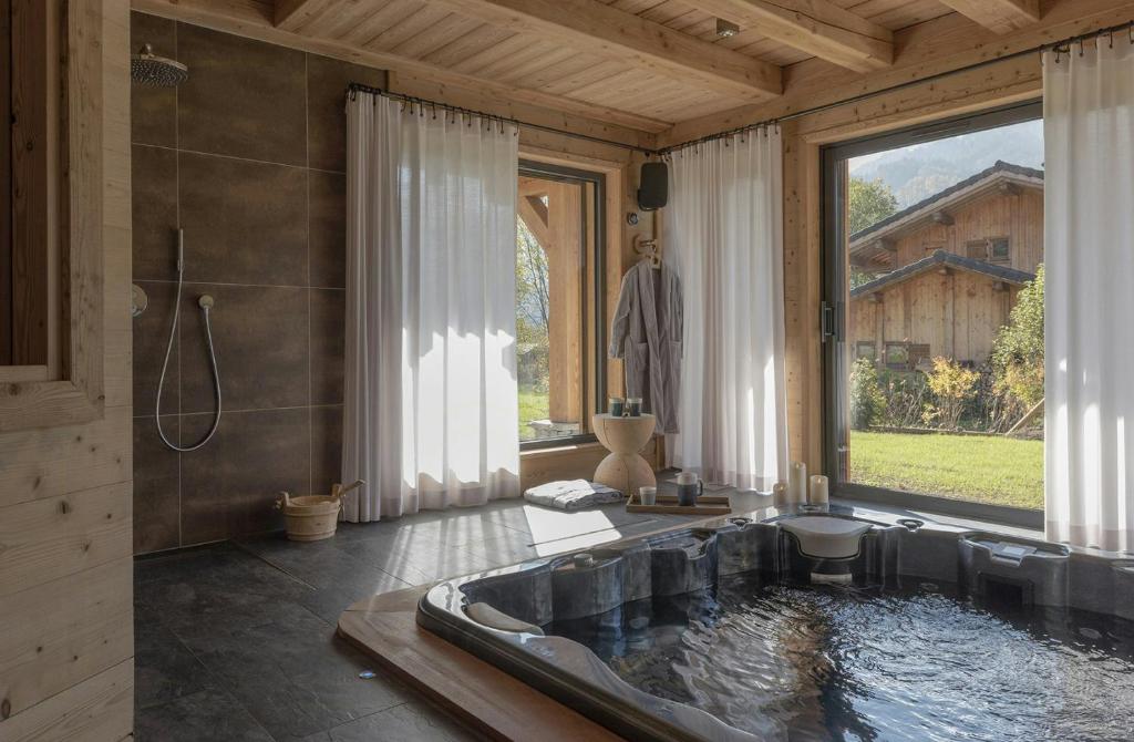 Kolam renang di atau dekat dengan Luxury Alpine Chalet In Samoëns
