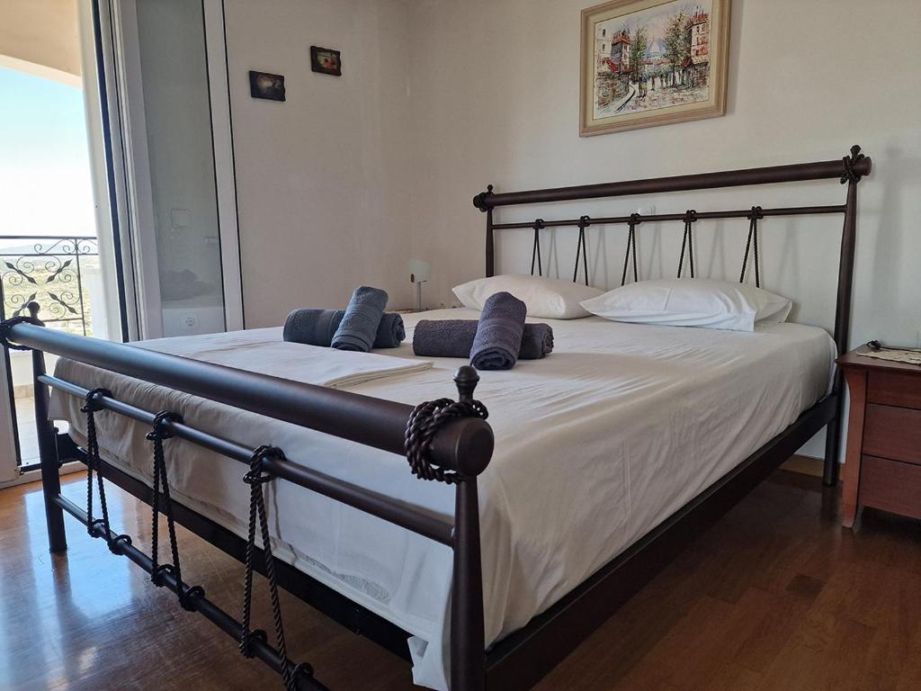 Postel nebo postele na pokoji v ubytování The Mirador Boutique Villa with Scenic Sea View