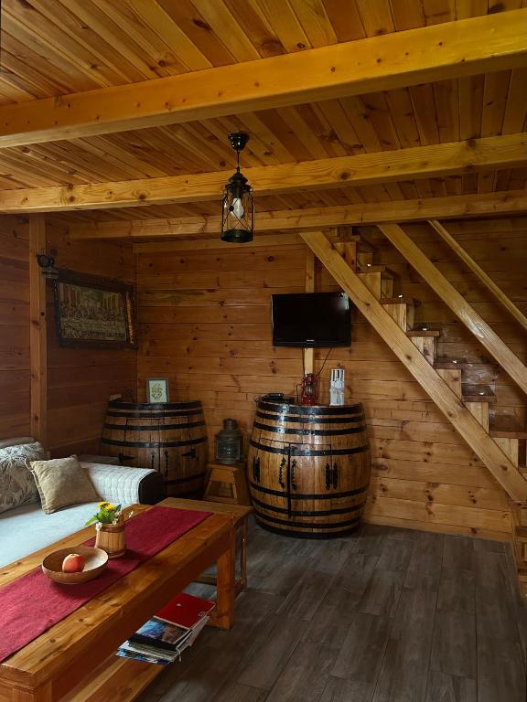 TV a/nebo společenská místnost v ubytování Red Forest house