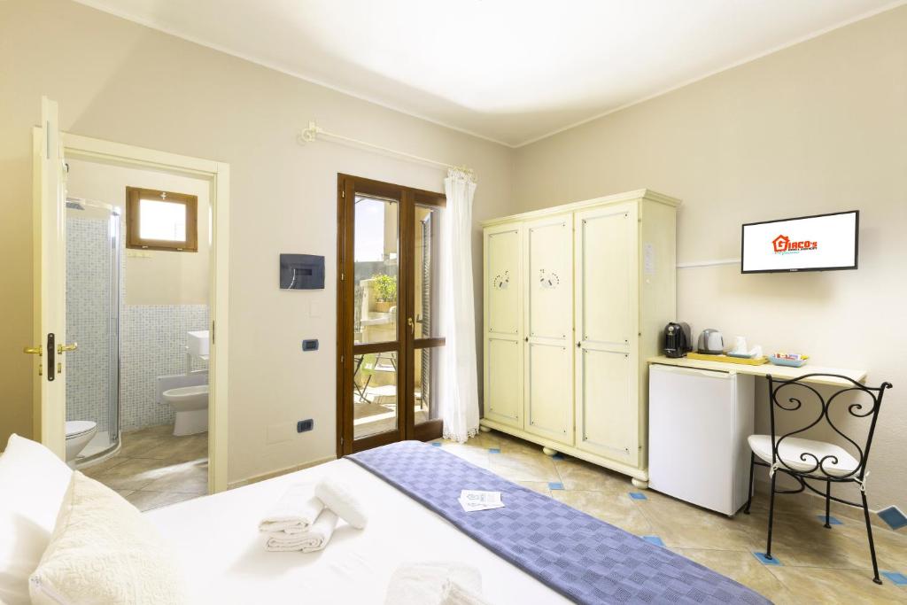 Postel nebo postele na pokoji v ubytování Giaco's Rooms