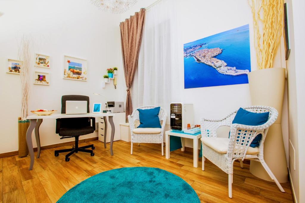 TV a/nebo společenská místnost v ubytování MarLove Sea View Only Rooms Spiaggia Privata