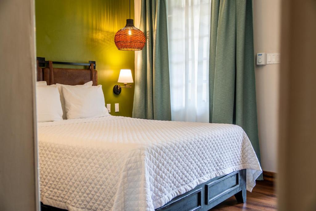 Postel nebo postele na pokoji v ubytování Travellers Beach Resort