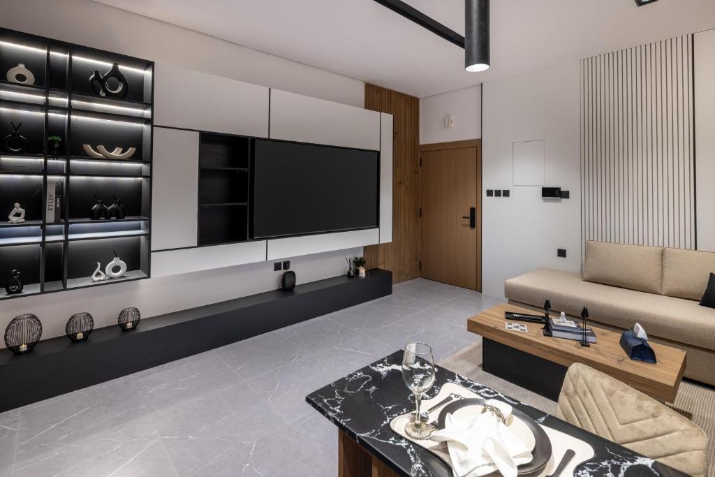 Et tv og/eller underholdning på Delmar Luxury 2BR Apartment 5