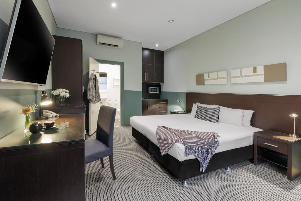 Postel nebo postele na pokoji v ubytování Vulcan Hotel Sydney