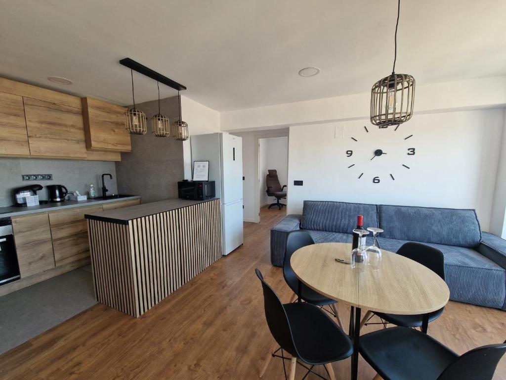 Una sala de estar con un sofá azul y una mesa. en Paz Central Tower - Pets OK, en Castellón de la Plana