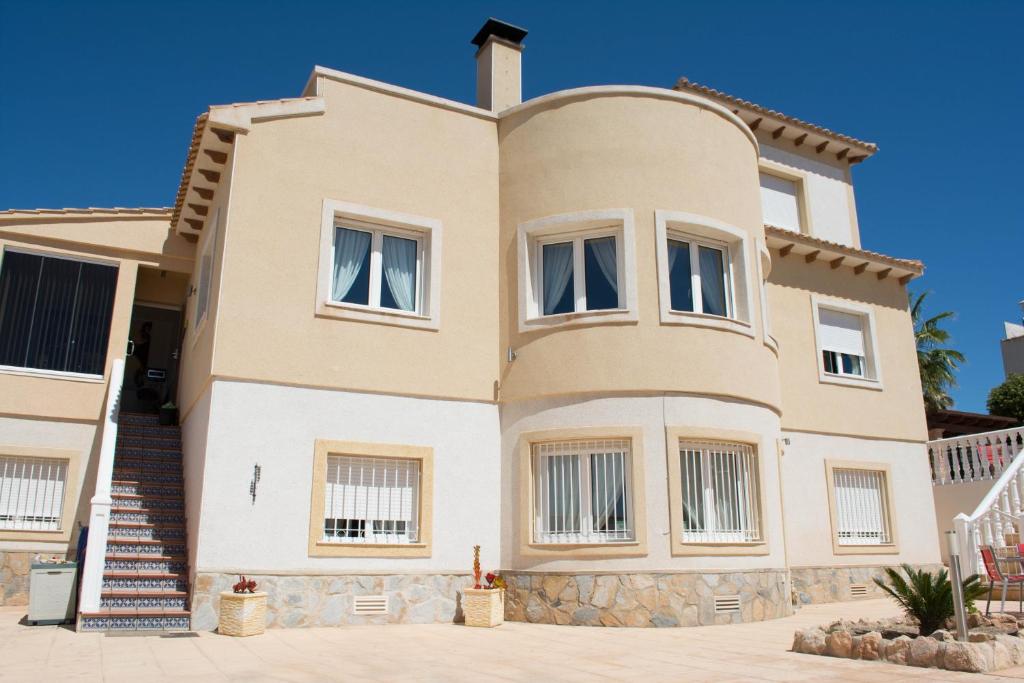 una casa grande con escalones hasta ella en Casa Lanjaron B&B, en San Miguel de Salinas