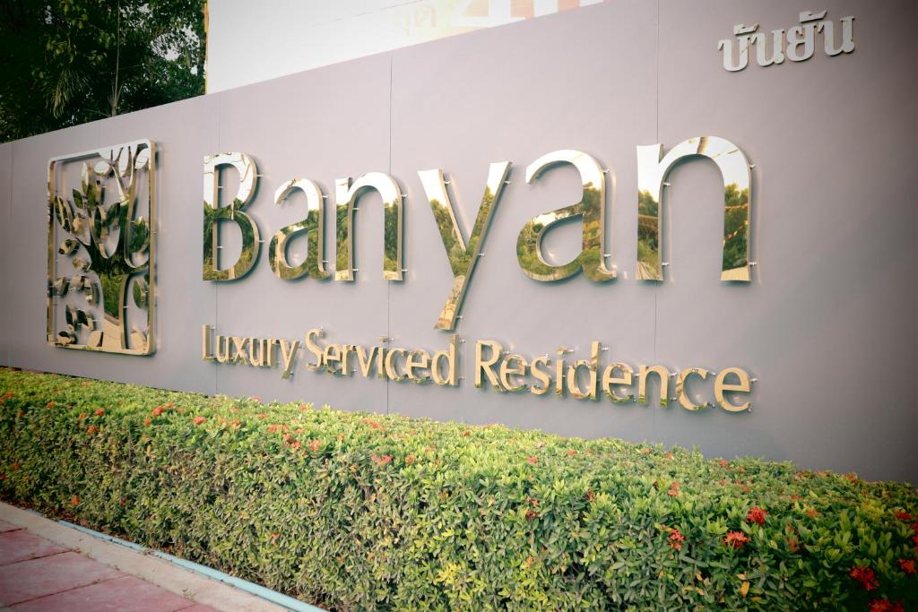 um sinal para o banco da luxuosa residência com serviços em Banyan Residence em Rayong