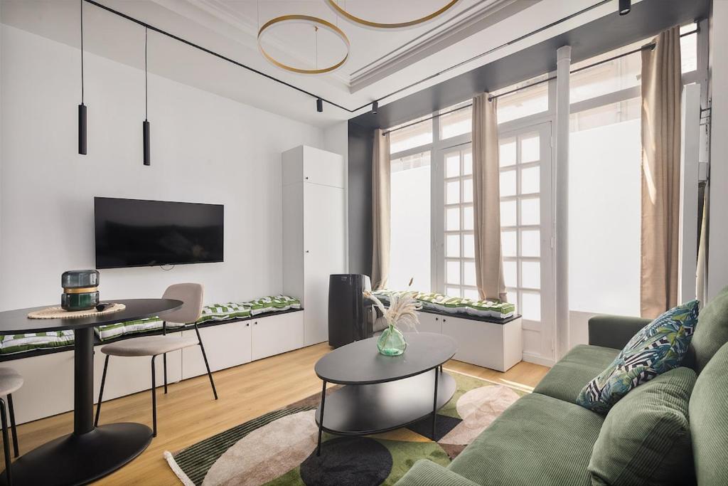 un salon avec un canapé et une table dans l'établissement LaSuite Montmartre, à Paris