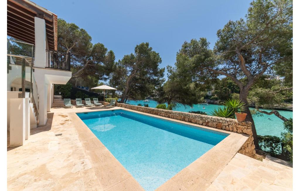 una piscina en el patio trasero de una villa en Jacaranda, en Cacla D'or