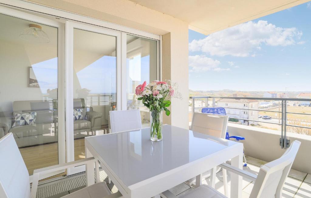Μπαλκόνι ή βεράντα στο Stunning Apartment In Stella Plage