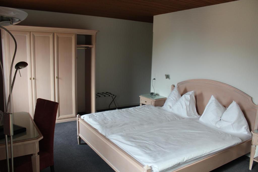 Una cama o camas en una habitación de Martinshof