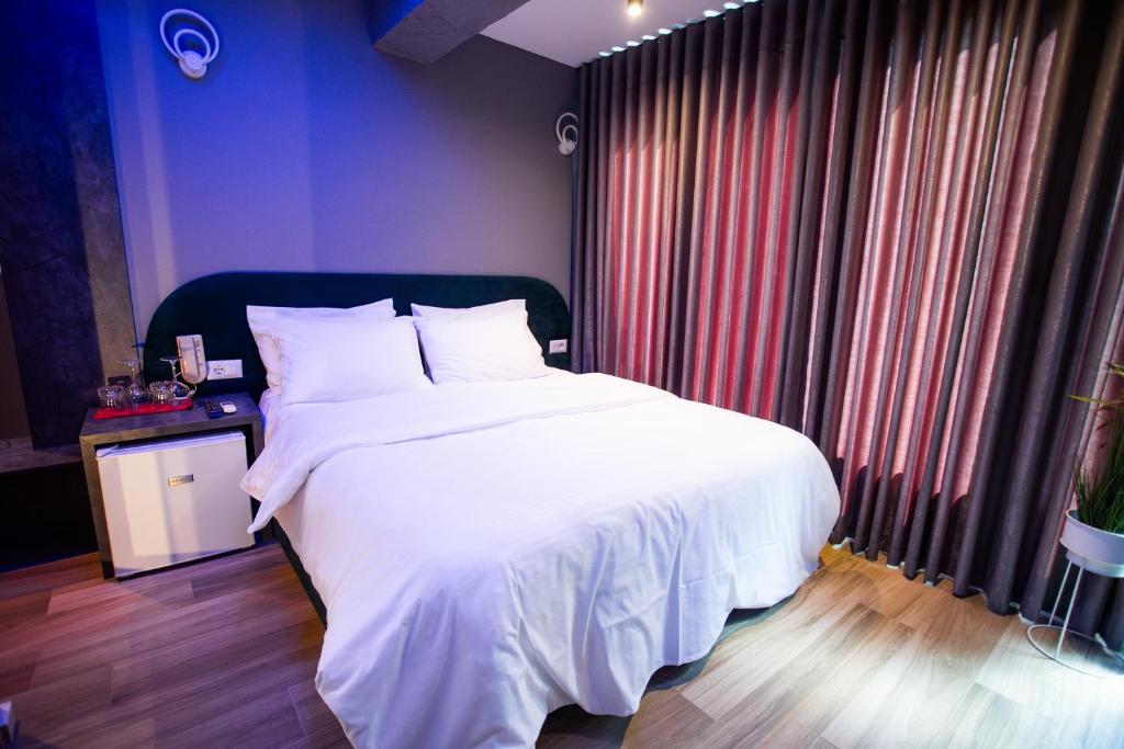 Postel nebo postele na pokoji v ubytování The Bubbles - Jacuzzi Rooms Tirana