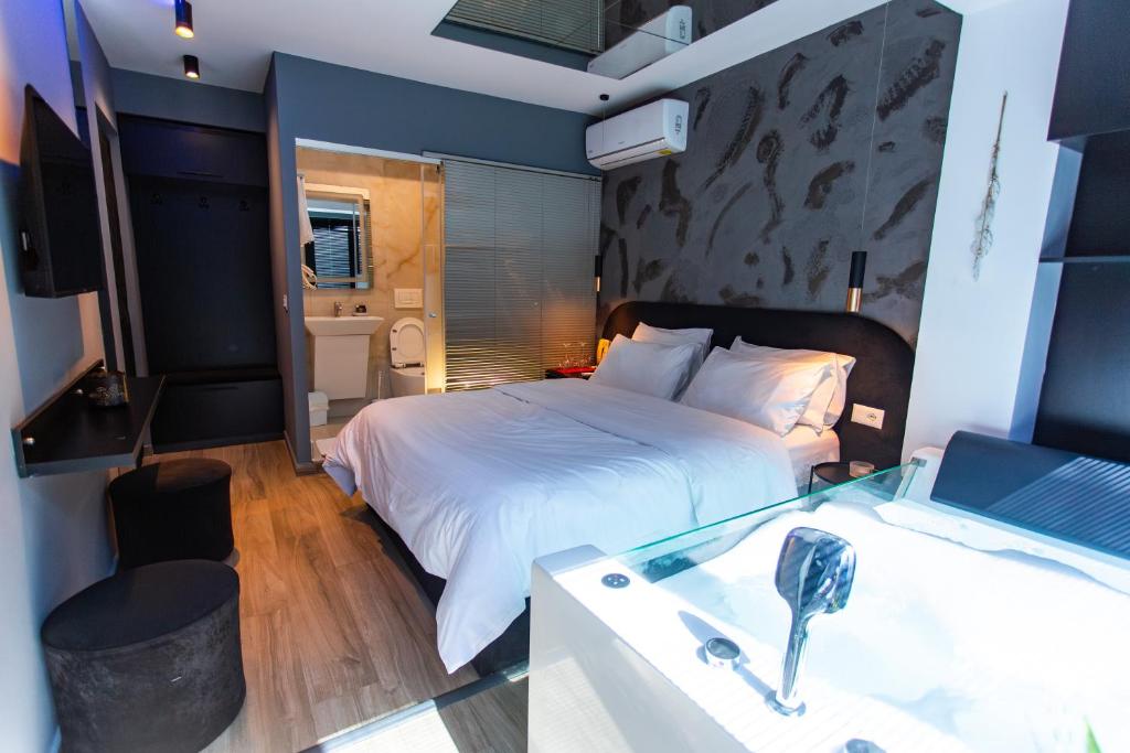 Postel nebo postele na pokoji v ubytování The Bubbles - Jacuzzi Rooms Tirana