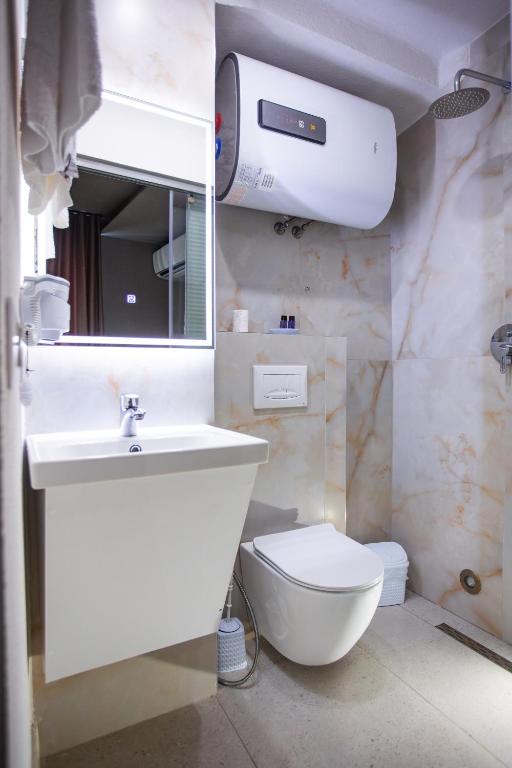 Koupelna v ubytování The Bubbles - Jacuzzi Rooms Tirana