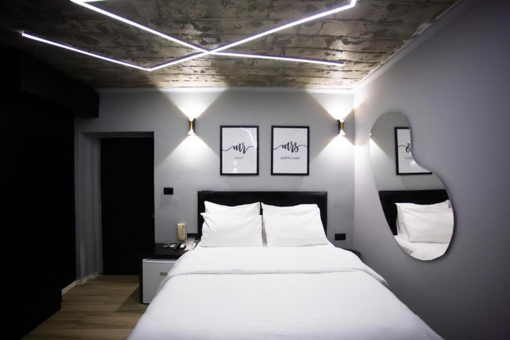 Postel nebo postele na pokoji v ubytování The Bubbles - Jacuzzi Rooms Tirana