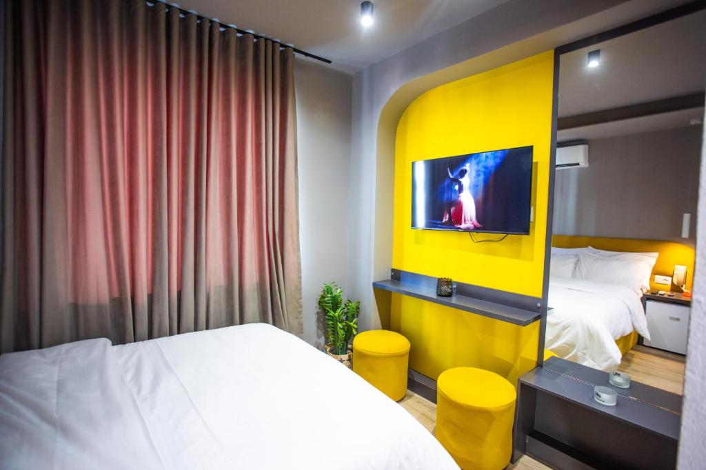 Postel nebo postele na pokoji v ubytování The Bubbles - Jacuzzi Rooms Tirana