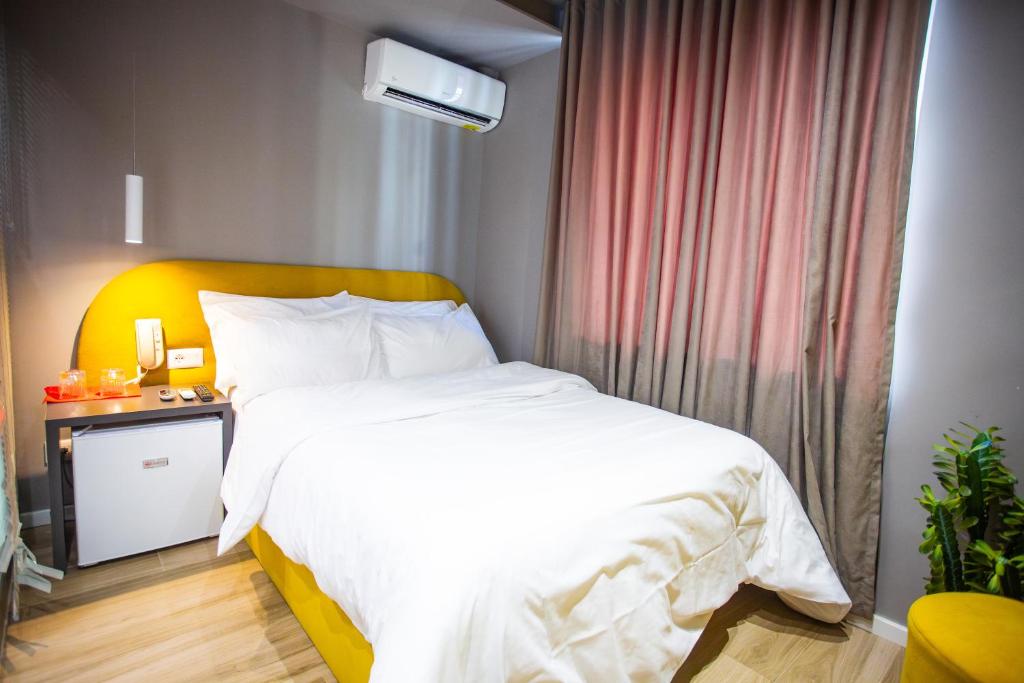 Postel nebo postele na pokoji v ubytování The Bubbles - Jacuzzi Rooms Tirana