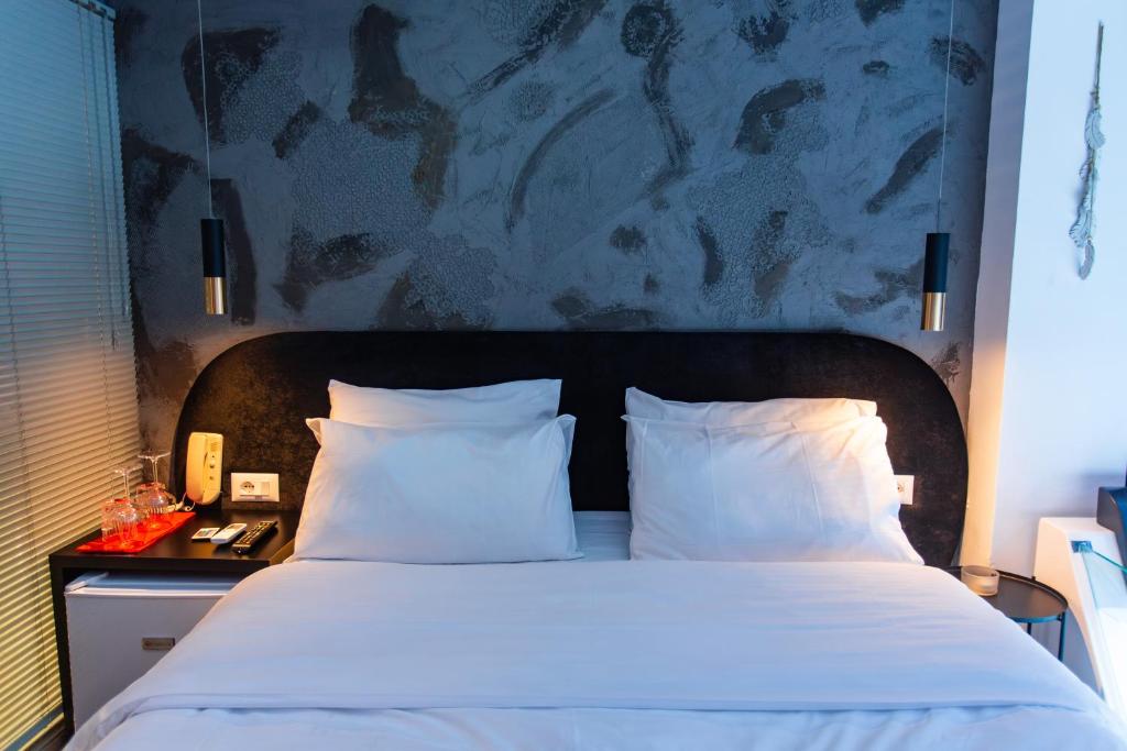 Postel nebo postele na pokoji v ubytování The Bubbles - Jacuzzi Rooms Tirana