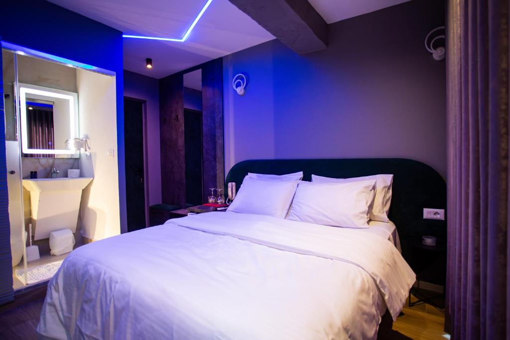 Postel nebo postele na pokoji v ubytování The Bubbles - Jacuzzi Rooms Tirana