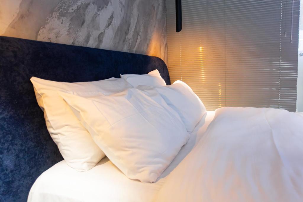 Postel nebo postele na pokoji v ubytování The Bubbles - Jacuzzi Rooms Tirana