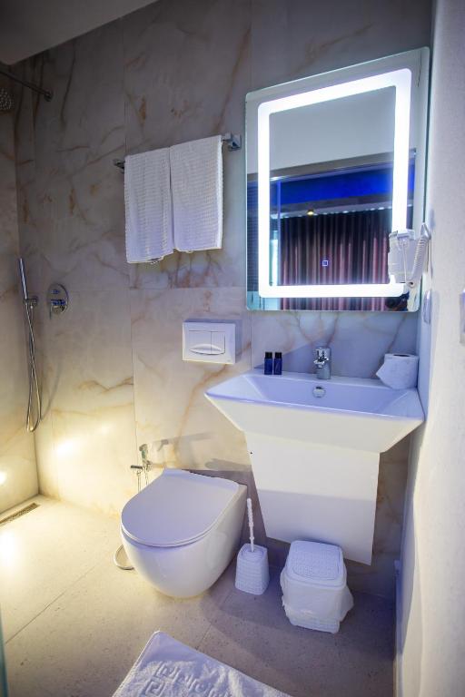 Koupelna v ubytování The Bubbles - Jacuzzi Rooms Tirana