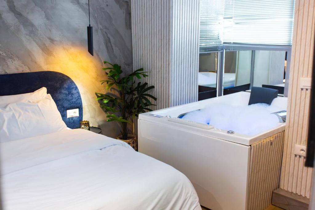 Postel nebo postele na pokoji v ubytování The Bubbles - Jacuzzi Rooms Tirana